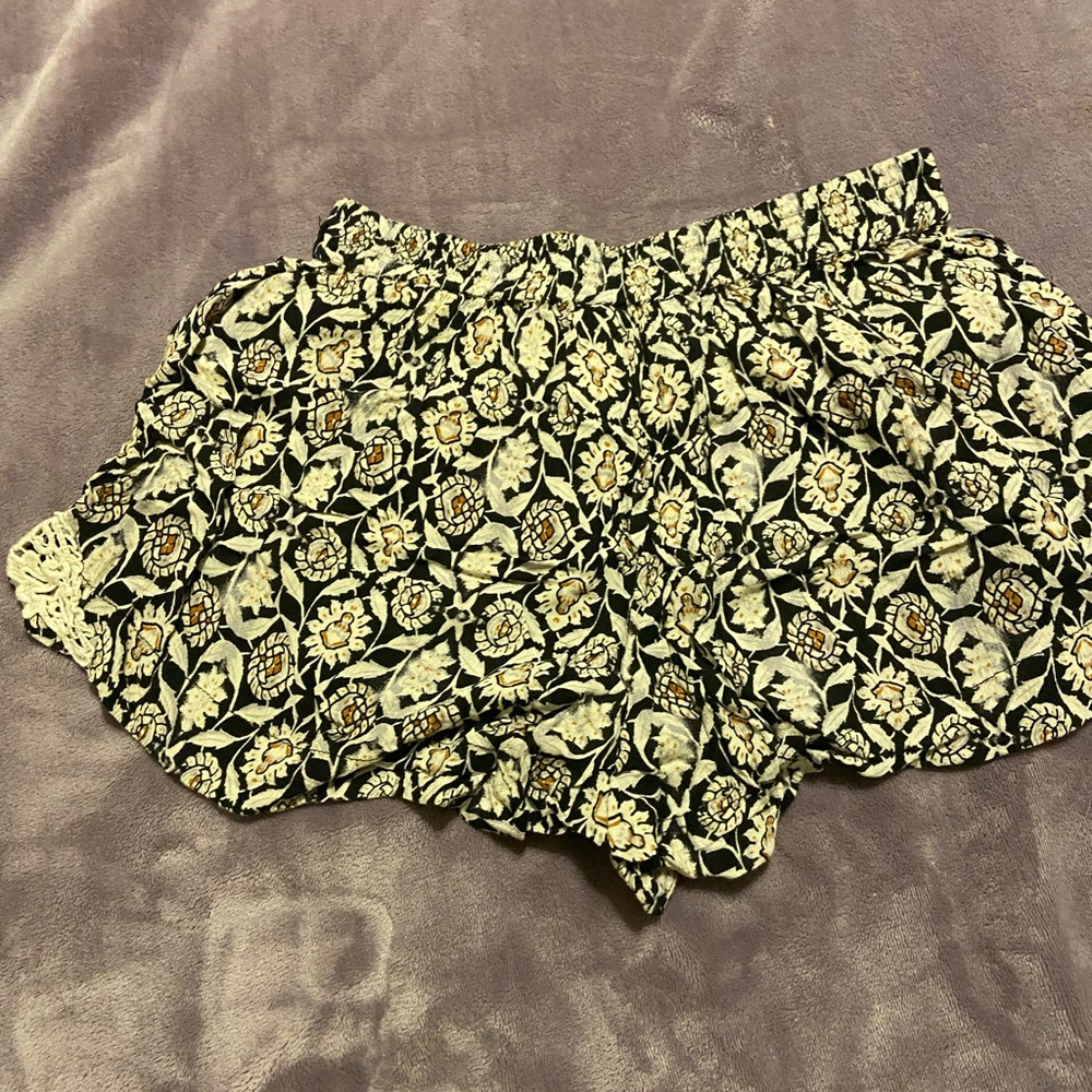 Floral Black and White Women's Shorts